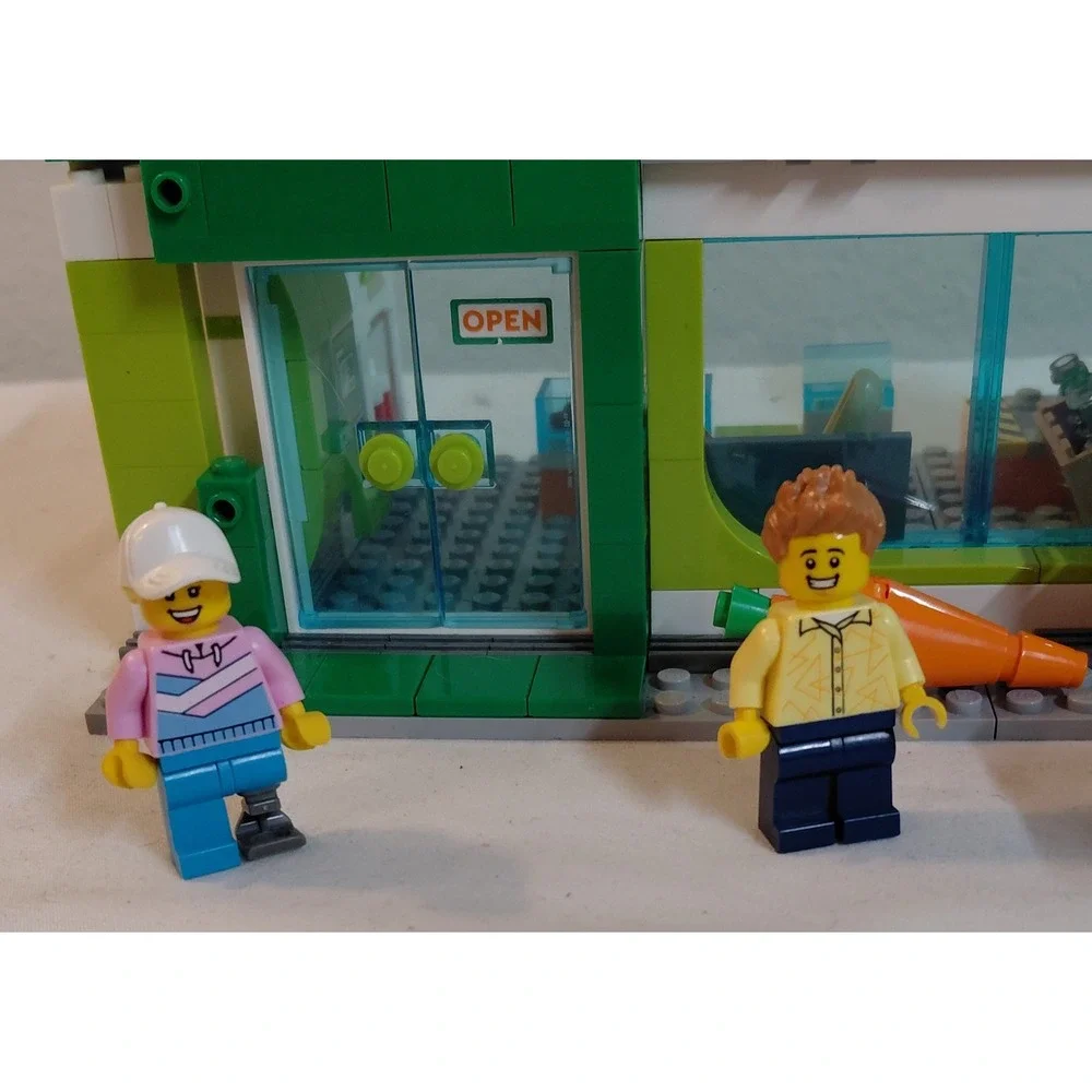 LEGO City Grocery Store 60347 - Nearly Complete - AS-IS / PARTS - 4 Figures